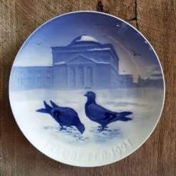 Pigeons In The Castle Court 1921, Bing & Grondahl Christmas Plate