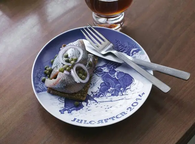 Sledging In The Snow 2014, Bing & Grondahl Christmas Plate 2 Sledging In The Snow 2014, Bing & Grondahl Christmas Plate - Image 2