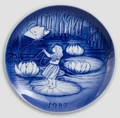 Thumbelina - 1987 Desiree Hans Christian Andersen Christmas Plate, Cake Plate