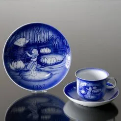 Thumbelina - 1987 Desiree Hans Christian Andersen Christmas Plate, Cake Plate -Fiesta Shop DX1987 b