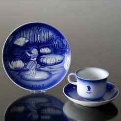 Thumbelina - 1987 Desiree Hans Christian Andersen Christmas Plate, Cake Plate -Fiesta Shop DX1987 c