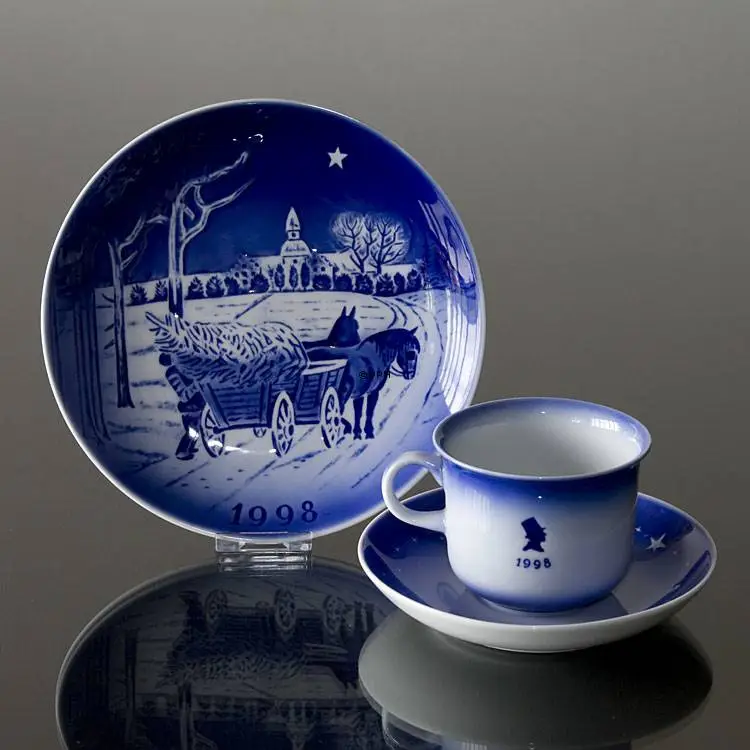 The Gardener And The Squire - 1998 Desiree Hans Christian Andersen Christmas Plate, Cake Plate 3 The Gardener And The Squire - 1998 Desiree Hans Christian Andersen Christmas Plate, Cake Plate - Image 3