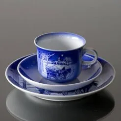 The Gardener And The Squire - 1998 Desiree Hans Christian Andersen Christmas Plate, Cake Plate 8 The Gardener And The Squire - 1998 Desiree Hans Christian Andersen Christmas Plate, Cake Plate -Fiesta Shop DX1998 c