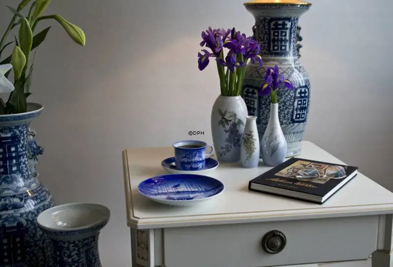 The Gardener And The Squire - 1998 Desiree Hans Christian Andersen Christmas Plate, Cake Plate 5 The Gardener And The Squire - 1998 Desiree Hans Christian Andersen Christmas Plate, Cake Plate - Image 5