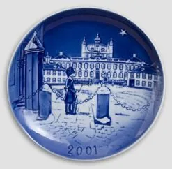 The Royal Castle "Fredensborg" - 2001 Desiree Hans Christian Andersen Christmas Plate, Cake Plate