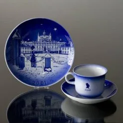 The Royal Castle "Fredensborg" - 2001 Desiree Hans Christian Andersen Christmas Plate, Cake Plate -Fiesta Shop DX2001 c