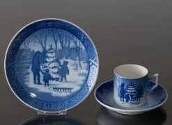 1979 Royal Copenhagen Christmas Cup, Choosing The Christmas Tree -Fiesta Shop RK1979 b