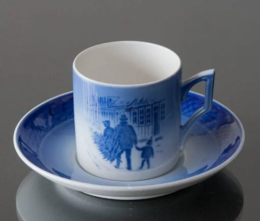 1980 Royal Copenhagen Christmas Cup, Bringing Home The Christmas Tree 5 1980 Royal Copenhagen Christmas Cup, Bringing Home The Christmas Tree -Fiesta Shop RK1980