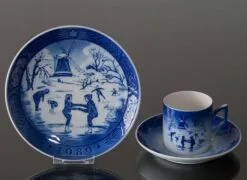 1989 Royal Copenhagen Christmas Cup, The Old Skating Pond -Fiesta Shop RK1989 b