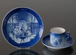 1990 Royal Copenhagen Christmas Cup, Christmas At Tivoli -Fiesta Shop RK1990 b