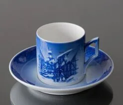 1996 Royal Copenhagen Christmas Cup, Lighting The Street Lamps