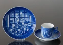 2011 Royal Copenhagen Christmas Cup, Waiting For Santa Claus -Fiesta Shop RK2011 b