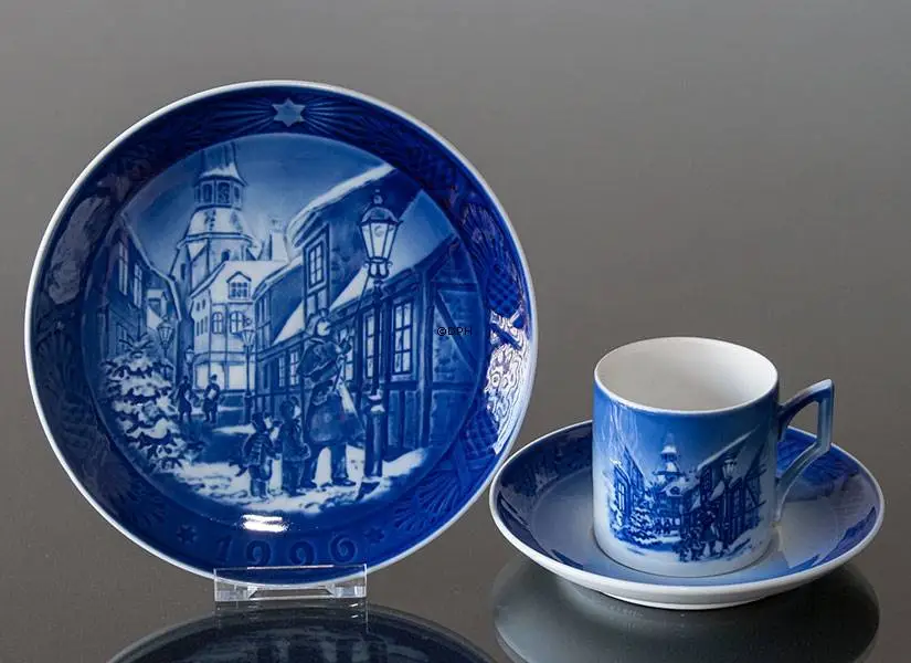 Lighting The Street Lamps 1996, Royal Copenhagen Christmas Plate 2 Lighting The Street Lamps 1996, Royal Copenhagen Christmas Plate - Image 2