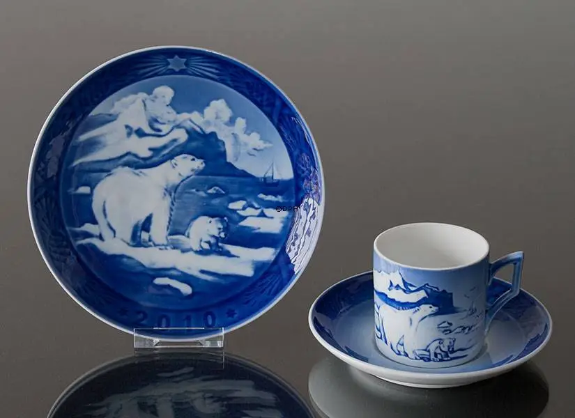 Christmas In Greenland With Polar Bears 2010, Royal Copenhagen Christmas Plate 2 Christmas In Greenland With Polar Bears 2010, Royal Copenhagen Christmas Plate - Image 2