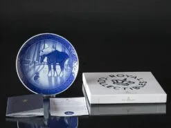 Meeting In The Field, 2019 Royal Copenhagen Christmas Plate -Fiesta Shop RX2019 b